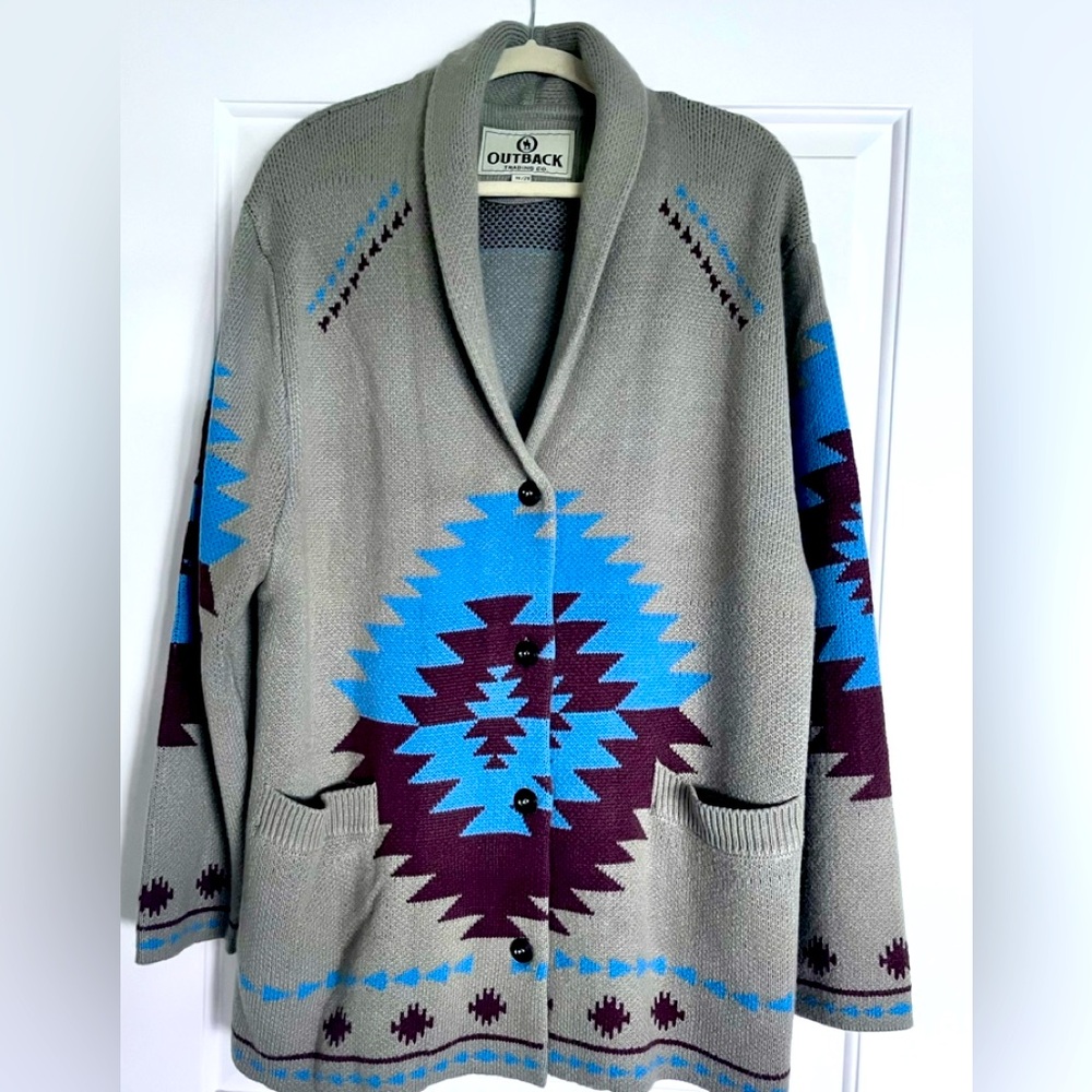 AZTEC DESIGN BUTTON-UP SWEATER
2 POCKETS